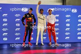 Qualifying top three in parc ferme (L to R): Max Verstappen (NLD) Red Bull Racing, second; Lewis Hamilton (GBR) Mercedes AMG F1, pole position; Sebastian Vettel (GER) Ferrari, third. 15.09.2018. Formula 1 World Championship, Rd 15, Singapore Grand Prix, Marina Bay Street Circuit, Singapore, Qualifying Day.