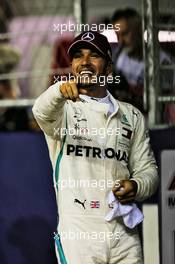 Lewis Hamilton (GBR) Mercedes AMG F1 celebrates his pole position in qualifying parc ferme. 15.09.2018. Formula 1 World Championship, Rd 15, Singapore Grand Prix, Marina Bay Street Circuit, Singapore, Qualifying Day.