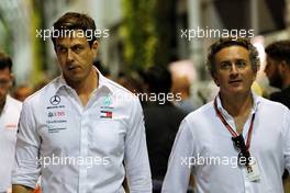 (L to R): Toto Wolff (GER) Mercedes AMG F1 Shareholder and Executive Director with Alejandro Agag (ESP) Formula E Holdings CEO. 15.09.2018. Formula 1 World Championship, Rd 15, Singapore Grand Prix, Marina Bay Street Circuit, Singapore, Qualifying Day.