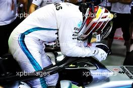 Lewis Hamilton (GBR) Mercedes AMG F1 W09 celebrates his pole position in qualifying parc ferme. 15.09.2018. Formula 1 World Championship, Rd 15, Singapore Grand Prix, Marina Bay Street Circuit, Singapore, Qualifying Day.