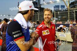 (L to R): Pierre Gasly (FRA) Scuderia Toro Rosso with Sebastian Vettel (GER) Ferrari on the drivers parade. 16.09.2018. Formula 1 World Championship, Rd 15, Singapore Grand Prix, Marina Bay Street Circuit, Singapore, Race Day.
