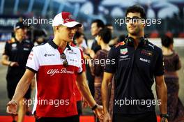 (L to R): Marcus Ericsson (SWE) Sauber F1 Team with Daniel Ricciardo (AUS) Red Bull Racing on the drivers parade. 16.09.2018. Formula 1 World Championship, Rd 15, Singapore Grand Prix, Marina Bay Street Circuit, Singapore, Race Day.