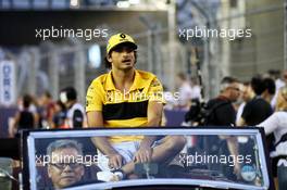 Carlos Sainz Jr (ESP) Renault Sport F1 Team on the drivers parade. 16.09.2018. Formula 1 World Championship, Rd 15, Singapore Grand Prix, Marina Bay Street Circuit, Singapore, Race Day.