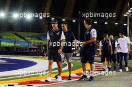 Lance Stroll (CDN) Williams walks the circuit with the team. 13.09.2018. Formula 1 World Championship, Rd 15, Singapore Grand Prix, Marina Bay Street Circuit, Singapore, Preparation Day.