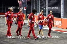 Sebastian Vettel (GER) Ferrari walks the circuit with the team. 13.09.2018. Formula 1 World Championship, Rd 15, Singapore Grand Prix, Marina Bay Street Circuit, Singapore, Preparation Day.