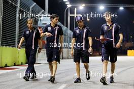 Sergio Perez (MEX) Racing Point Force India F1 Team walks the circuit with the team. 13.09.2018. Formula 1 World Championship, Rd 15, Singapore Grand Prix, Marina Bay Street Circuit, Singapore, Preparation Day.