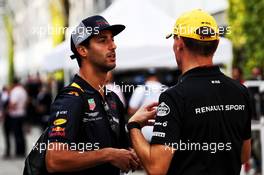 (L to R): Daniel Ricciardo (AUS) Red Bull Racing with Alan Permane (GBR) Renault Sport F1 Team Trackside Operations Director. 13.09.2018. Formula 1 World Championship, Rd 15, Singapore Grand Prix, Marina Bay Street Circuit, Singapore, Preparation Day.
