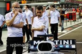 (L to R): Simon Roberts (GBR) McLaren Chief Operating Officer with Andrea Stella (ITA) McLaren Performance Director (Right) look at the Williams FW41. 13.09.2018. Formula 1 World Championship, Rd 15, Singapore Grand Prix, Marina Bay Street Circuit, Singapore, Preparation Day.
