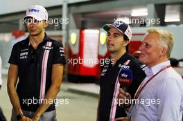 (L to R): Esteban Ocon (FRA) Racing Point Force India F1 Team with Sergio Perez (MEX) Racing Point Force India F1 Team and Johnny Herbert (GBR) Sky Sports F1 Presenter. 13.09.2018. Formula 1 World Championship, Rd 15, Singapore Grand Prix, Marina Bay Street Circuit, Singapore, Preparation Day.