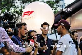Lewis Hamilton (GBR) Mercedes AMG F1 with the media. 13.09.2018. Formula 1 World Championship, Rd 15, Singapore Grand Prix, Marina Bay Street Circuit, Singapore, Preparation Day.