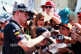 Max Verstappen (NLD) Red Bull Racing signs autographs for the fans. 23.11.2018. Formula 1 World Championship, Rd 21, Abu Dhabi Grand Prix, Yas Marina Circuit, Abu Dhabi, Practice Day.