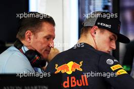 Max Verstappen (NLD) Red Bull Racing with his father Jos Verstappen (NLD). 23.11.2018. Formula 1 World Championship, Rd 21, Abu Dhabi Grand Prix, Yas Marina Circuit, Abu Dhabi, Practice Day.
