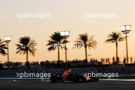 Max Verstappen (NLD) Red Bull Racing RB14. 23.11.2018. Formula 1 World Championship, Rd 21, Abu Dhabi Grand Prix, Yas Marina Circuit, Abu Dhabi, Practice Day.