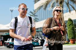 (L to R): Valtteri Bottas (FIN) Mercedes AMG F1 with his wife Emilia Bottas (FIN). 23.11.2018. Formula 1 World Championship, Rd 21, Abu Dhabi Grand Prix, Yas Marina Circuit, Abu Dhabi, Practice Day.