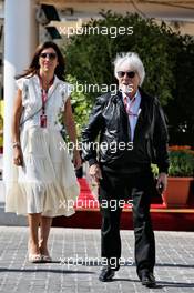 Bernie Ecclestone (GBR) with his wife Fabiana Flosi (BRA). 23.11.2018. Formula 1 World Championship, Rd 21, Abu Dhabi Grand Prix, Yas Marina Circuit, Abu Dhabi, Practice Day.