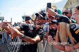 Daniel Ricciardo (AUS) Red Bull Racing signs autographs for the fans. 23.11.2018. Formula 1 World Championship, Rd 21, Abu Dhabi Grand Prix, Yas Marina Circuit, Abu Dhabi, Practice Day.