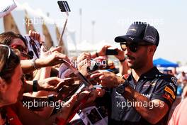 Daniel Ricciardo (AUS) Red Bull Racing signs autographs for the fans. 23.11.2018. Formula 1 World Championship, Rd 21, Abu Dhabi Grand Prix, Yas Marina Circuit, Abu Dhabi, Practice Day.