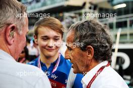 (L to R): Martin Brundle (GBR) Sky Sports Commentator with Billy Monger (GBR) Racing Driver and Alain Prost (FRA) Renault Sport F1 Team Special Advisor on the grid. 25.11.2018. Formula 1 World Championship, Rd 21, Abu Dhabi Grand Prix, Yas Marina Circuit, Abu Dhabi, Race Day.