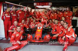 Sebastian Vettel (GER) Ferrari SF71H with his team. 25.11.2018. Formula 1 World Championship, Rd 21, Abu Dhabi Grand Prix, Yas Marina Circuit, Abu Dhabi, Race Day.