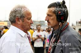 (L to R): Jerome Stoll (FRA) Renault Sport F1 President with Guenther Steiner (ITA) Haas F1 Team Prinicipal on the grid. 25.11.2018. Formula 1 World Championship, Rd 21, Abu Dhabi Grand Prix, Yas Marina Circuit, Abu Dhabi, Race Day.