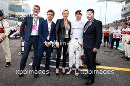 Charles Leclerc (MON) Sauber F1 Team with Princess Charlene of Monaco and guest on the grid. 25.11.2018. Formula 1 World Championship, Rd 21, Abu Dhabi Grand Prix, Yas Marina Circuit, Abu Dhabi, Race Day.