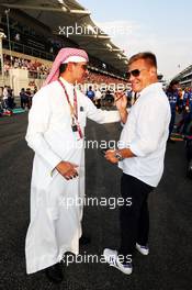 (L to R): Sheikh Salman bin Isa Al-Khalifa (BRN) Chief Executive of Bahrain International Circuit with Mika Salo (FIN) on the grid. 25.11.2018. Formula 1 World Championship, Rd 21, Abu Dhabi Grand Prix, Yas Marina Circuit, Abu Dhabi, Race Day.