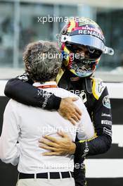 Carlos Sainz Jr (ESP) Renault Sport F1 Team with Alain Prost (FRA) Renault Sport F1 Team Special Advisor on the grid. 25.11.2018. Formula 1 World Championship, Rd 21, Abu Dhabi Grand Prix, Yas Marina Circuit, Abu Dhabi, Race Day.