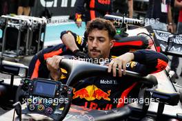 Daniel Ricciardo (AUS) Red Bull Racing RB14 on the grid. 25.11.2018. Formula 1 World Championship, Rd 21, Abu Dhabi Grand Prix, Yas Marina Circuit, Abu Dhabi, Race Day.