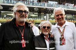 (L to R): Flavio Briatore (ITA) with Bernie Ecclestone (GBR) and Marco Tronchetti Provera (ITA) Pirelli Chairman on the grid. 25.11.2018. Formula 1 World Championship, Rd 21, Abu Dhabi Grand Prix, Yas Marina Circuit, Abu Dhabi, Race Day.