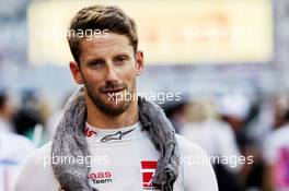 Romain Grosjean (FRA) Haas F1 Team on the grid. 25.11.2018. Formula 1 World Championship, Rd 21, Abu Dhabi Grand Prix, Yas Marina Circuit, Abu Dhabi, Race Day.