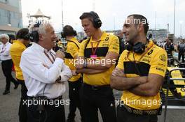 Charlie Whiting and Cyril Abiteboul (FRA) Renault Sport F1 Managing Director. 25.11.2018. Formula 1 World Championship, Rd 21, Abu Dhabi Grand Prix, Yas Marina Circuit, Abu Dhabi, Race Day.