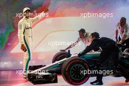 Race winner Lewis Hamilton (GBR) Mercedes AMG F1 W09 celebrates in parc ferme. 25.11.2018. Formula 1 World Championship, Rd 21, Abu Dhabi Grand Prix, Yas Marina Circuit, Abu Dhabi, Race Day.