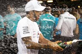 Race winner Lewis Hamilton (GBR) Mercedes AMG F1 celebrates with the team. 25.11.2018. Formula 1 World Championship, Rd 21, Abu Dhabi Grand Prix, Yas Marina Circuit, Abu Dhabi, Race Day.