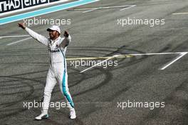 Race winner Lewis Hamilton (GBR) Mercedes AMG F1 celebrates in parc ferme. 25.11.2018. Formula 1 World Championship, Rd 21, Abu Dhabi Grand Prix, Yas Marina Circuit, Abu Dhabi, Race Day.