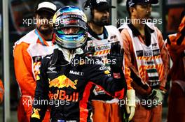 Daniel Ricciardo (AUS) Red Bull Racing in parc ferme. 25.11.2018. Formula 1 World Championship, Rd 21, Abu Dhabi Grand Prix, Yas Marina Circuit, Abu Dhabi, Race Day.