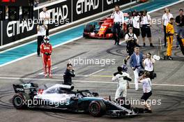 Race winner Lewis Hamilton (GBR) Mercedes AMG F1 W09 celebrates at the end of the race with Fernando Alonso (ESP) McLaren MCL33. 25.11.2018. Formula 1 World Championship, Rd 21, Abu Dhabi Grand Prix, Yas Marina Circuit, Abu Dhabi, Race Day.