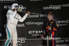 Lewis Hamilton (GBR) Mercedes AMG F1 W09 and Max Verstappen (NLD) Red Bull Racing RB14. 25.11.2018. Formula 1 World Championship, Rd 21, Abu Dhabi Grand Prix, Yas Marina Circuit, Abu Dhabi, Race Day.