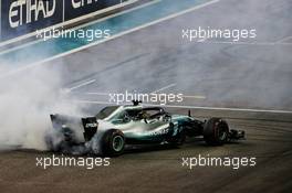 Race winner Lewis Hamilton (GBR) Mercedes AMG F1 W09 performs doughnuts at the end of the race. 25.11.2018. Formula 1 World Championship, Rd 21, Abu Dhabi Grand Prix, Yas Marina Circuit, Abu Dhabi, Race Day.