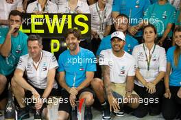 Race winner Lewis Hamilton (GBR) Mercedes AMG F1 celebrates with the team. 25.11.2018. Formula 1 World Championship, Rd 21, Abu Dhabi Grand Prix, Yas Marina Circuit, Abu Dhabi, Race Day.