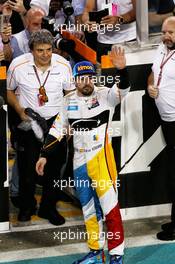 Fernando Alonso (ESP) McLaren at the end of the race. 25.11.2018. Formula 1 World Championship, Rd 21, Abu Dhabi Grand Prix, Yas Marina Circuit, Abu Dhabi, Race Day.