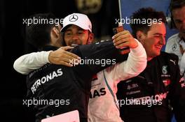 Race winner Lewis Hamilton (GBR) Mercedes AMG F1 celebrates with the team in parc ferme. 25.11.2018. Formula 1 World Championship, Rd 21, Abu Dhabi Grand Prix, Yas Marina Circuit, Abu Dhabi, Race Day.