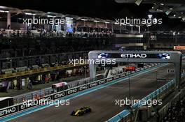 Carlos Sainz Jr (ESP) Renault Sport F1 Team RS18. 25.11.2018. Formula 1 World Championship, Rd 21, Abu Dhabi Grand Prix, Yas Marina Circuit, Abu Dhabi, Race Day.