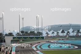 Lewis Hamilton (GBR) Mercedes AMG F1 W09 leads at the start of the race. 25.11.2018. Formula 1 World Championship, Rd 21, Abu Dhabi Grand Prix, Yas Marina Circuit, Abu Dhabi, Race Day.