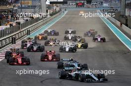 Lewis Hamilton (GBR) Mercedes AMG F1 W09 leads at the start of the race. 25.11.2018. Formula 1 World Championship, Rd 21, Abu Dhabi Grand Prix, Yas Marina Circuit, Abu Dhabi, Race Day.