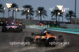 Fernando Alonso (ESP) McLaren MCL33 at the start of the race. 25.11.2018. Formula 1 World Championship, Rd 21, Abu Dhabi Grand Prix, Yas Marina Circuit, Abu Dhabi, Race Day.