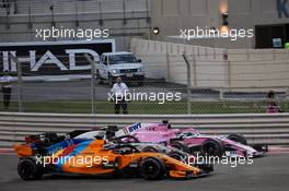 Sergio Perez (MEX) Racing Point Force India F1 VJM11, Kevin Magnussen (DEN) Haas VF-18, and Fernando Alonso (ESP) McLaren MCL33 at the start of the race. 25.11.2018. Formula 1 World Championship, Rd 21, Abu Dhabi Grand Prix, Yas Marina Circuit, Abu Dhabi, Race Day.