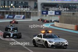 Lewis Hamilton (GBR) Mercedes AMG F1 W09 leads behind the FIA Safety Car. 25.11.2018. Formula 1 World Championship, Rd 21, Abu Dhabi Grand Prix, Yas Marina Circuit, Abu Dhabi, Race Day.