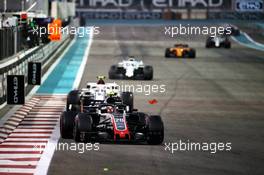 Kevin Magnussen (DEN) Haas VF-18 scatters dropped pit board numbers. 25.11.2018. Formula 1 World Championship, Rd 21, Abu Dhabi Grand Prix, Yas Marina Circuit, Abu Dhabi, Race Day.