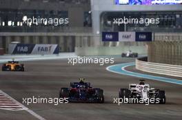 (L to R): Pierre Gasly (FRA) Scuderia Toro Rosso STR13 and Marcus Ericsson (SWE) Sauber C37 battle for position. 25.11.2018. Formula 1 World Championship, Rd 21, Abu Dhabi Grand Prix, Yas Marina Circuit, Abu Dhabi, Race Day.