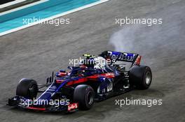 Pierre Gasly (FRA) Scuderia Toro Rosso STR13 with an engine problem. 25.11.2018. Formula 1 World Championship, Rd 21, Abu Dhabi Grand Prix, Yas Marina Circuit, Abu Dhabi, Race Day.